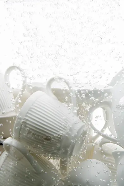 水で洗うコップの束のクローズアップビュー — ストック写真