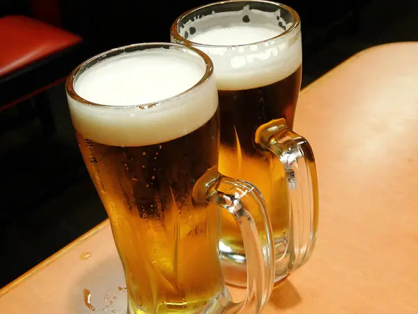 Vasos Cerveza Ligera Con Espuma Sobre Mesa — Foto de Stock