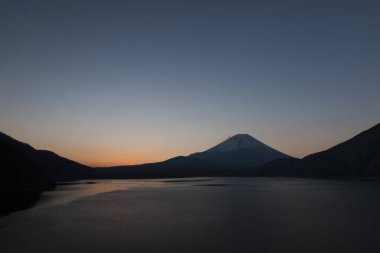Japonya 'da günbatımında Fuji Dağı ve göl çok güzeldir.