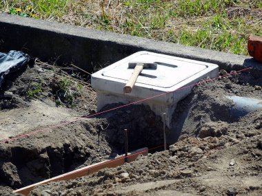 İnşaat sırasında kazılan siperin yanında duran beton malzeme kutusu.