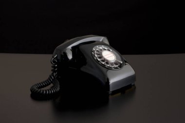 Siyah arkaplanı olan eski bir telefon