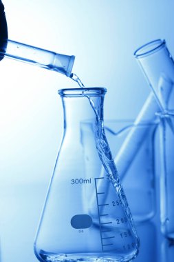 Mavi arka planda laboratuvar camları var. Laboratuvarda kimyasal test, bilim konsepti                            