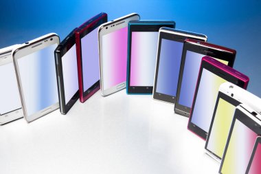 Modern cep telefonları farklı renklerde, stüdyo çekimleri