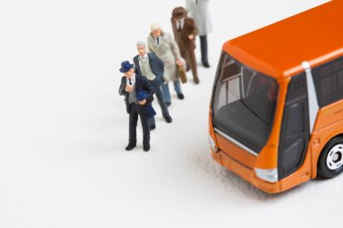 Minyatür figürler halka açık otobüste.