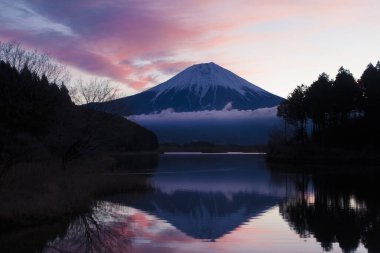 Fuji Dağı 'nın güzel manzarası Japonya' daki Yamanashi Gölü 'nde yansıyor.