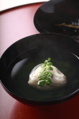 Taze otlarla süslenmiş buğulanmış hamur tatlısı.