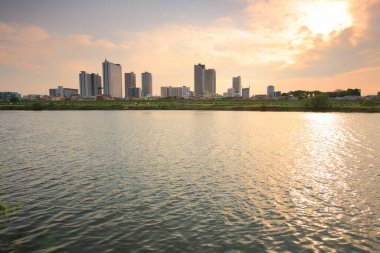 Japon şehrinin modern gökdelenlerine sahip manzaralı bir şehir. 