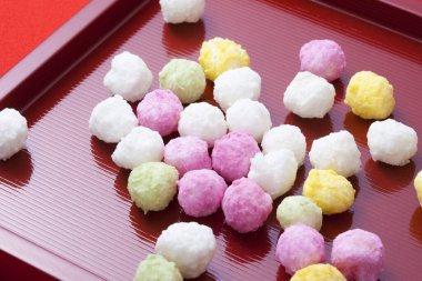 Tepside farklı renkte Japon tatlısı yığını 