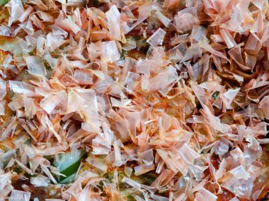 Yakından bakınca geleneksel Japon yemek yüzeyini kaplayan kurumuş bonito tanelerini görüyoruz.