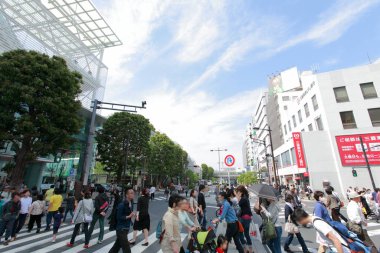 Tokyo sokaklarındaki canlı yaya yaşamının bir fotoğrafı..