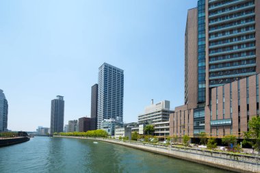 Osaka şehrinin modern mimarisi, Japonya, gündüz görüşü 
