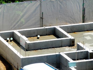 İnşaat halindeki belediye binasına beton paravan eklendi