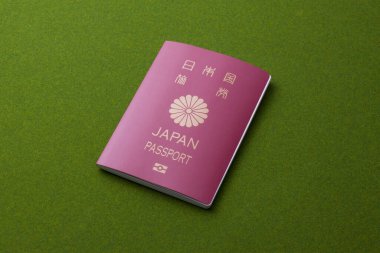 Yeşil arka planda Japon pasaportu