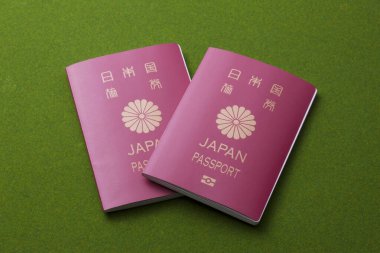 Yeşil arka planda Japon pasaportları
