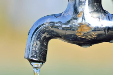 İçinden su akan musluk.