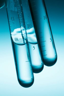 Laboratuvar bardakları sıvıyla dolu. bilimsel araştırma kavramı