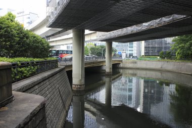 Temiz hatlar ve modern biçimler bu Japon kentsel yolu boyunca uzanan güzel binaları karakterize eder..