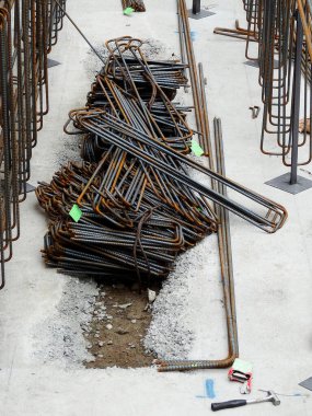 İnşaat alanındaki destek kafeslerinin görüntüsü 