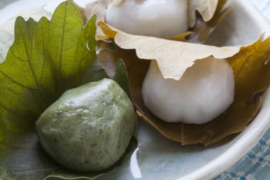 Lezzetli, geleneksel Asya ikramlarının resmi.