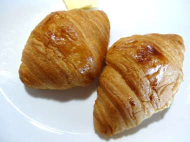 Tabakta taze kruvasan var. kahvaltı kavramı.       