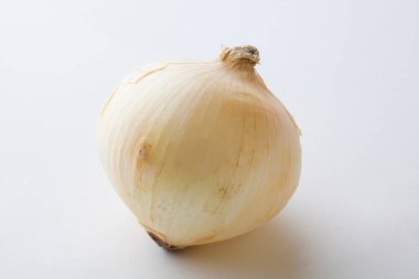 beyaz zemin üzerine soğan ampul