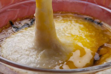 Fırından erimiş peynir esniyor.