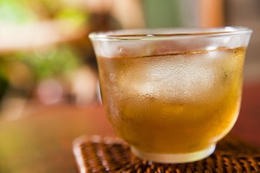 Taze buzlu çay bardağı bardak altlığında oturuyor.