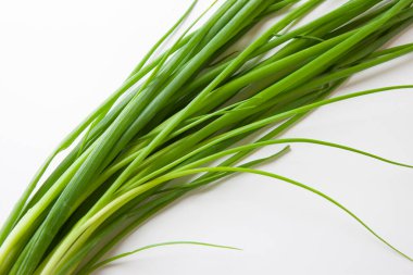 Beyaz arkaplanda yeşil soğan izole edildi.