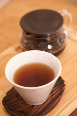 Masada bir fincan siyah çay, yakın çekim.