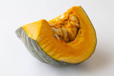 Beyaz arka planda taze balkabağı. Kapat..