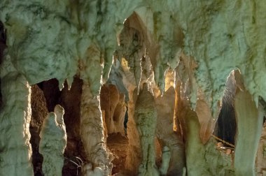 Şaşırtıcı mağara ve doğal oluşumlar sakin manzarayla çerçevelenmiştir.