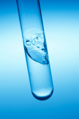 Mavi arka planda laboratuvar camları var. Laboratuvarda kimyasal test, bilim konsepti                            