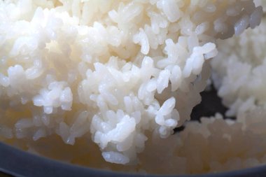 Arkadaki tabakta beyaz pirinç, kapat.