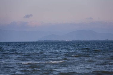 Deniz ve dağlar sabah