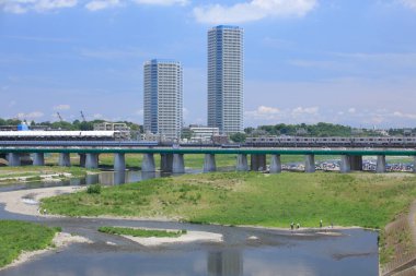 Nehir üzerinde köprü 