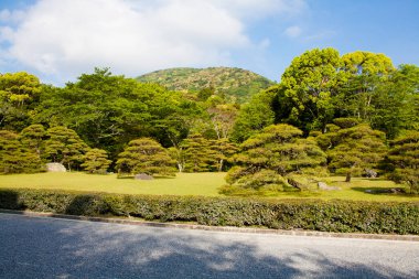 Mavi gökyüzünde yeşil dağlar 