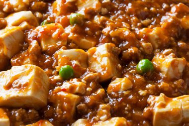 Domuz eti ve sebzeli kızarmış tofu.