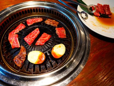 Izgara biftek ve sebze, yakın.