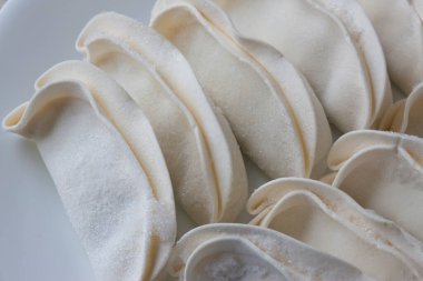 Plaka üzerinde çiğ köfte