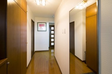 Arka planda modern bir tasarımı olan bir otel odası.