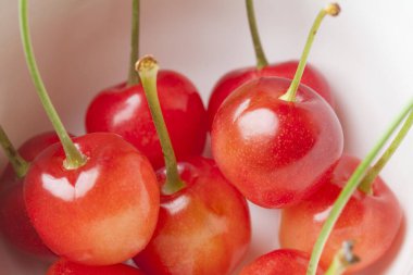 Kasedeki taze kırmızı kiraz manzarasını kapat.