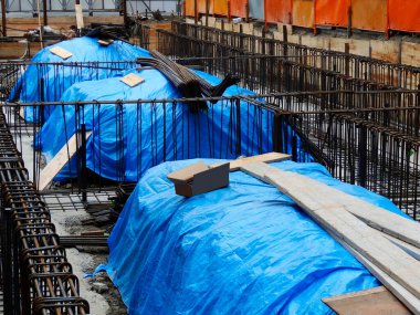 Beton için kırmızı çarşafları olan bitmemiş gayrimenkul inşaatı