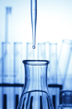 Pipetli laboratuvar test tüpleri. Bilimsel araştırma kavramı