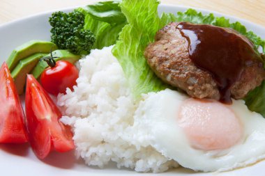 pilav, yumurta, pirzola ve sebze. 