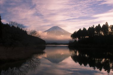 Güzel Fuji dağı ve gölü