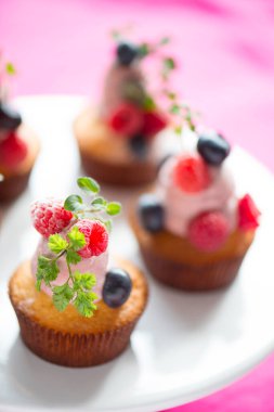 Böğürtlenli tatlı keklerin yakın plan görüntüsü           