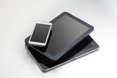 Beyaz arkaplanda tabletleri olan akıllı telefon