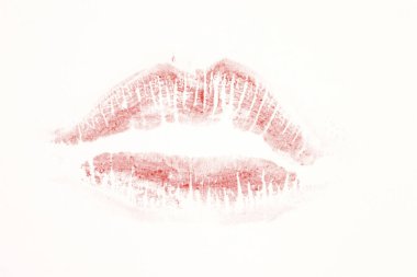Beyaz arkaplanda kırmızı ruj izole edildi