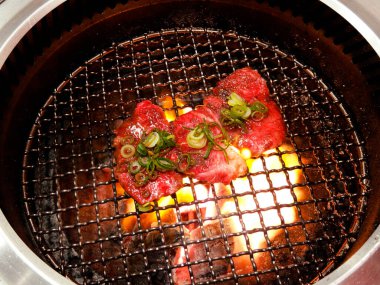 Barbekü restoranında ızgarada marine edilmiş sığır eti dilimleri.