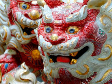 Geleneksel Japon sanatı huzur parkındaki bir ejderha heykeliyle tasvir edilir..